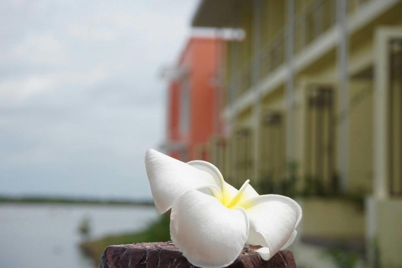 Baan Talay See Cream Resort Samut Songkhram Экстерьер фото